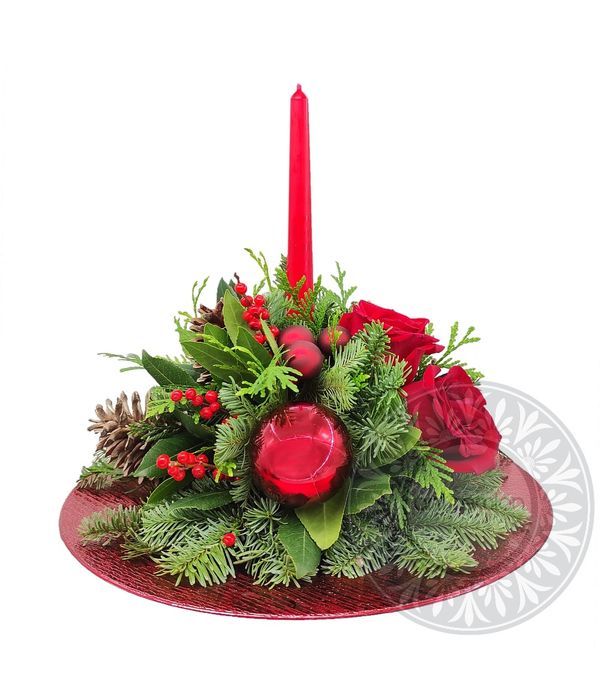 Γιορτινή σύνθεση με κερί σε κόκκινη πιατέλα
