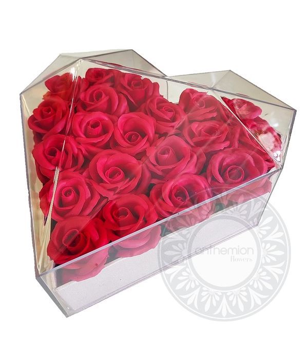Κόκκινη καρδιά με συνθετικά τριαντάφυλλα από σαπούνι