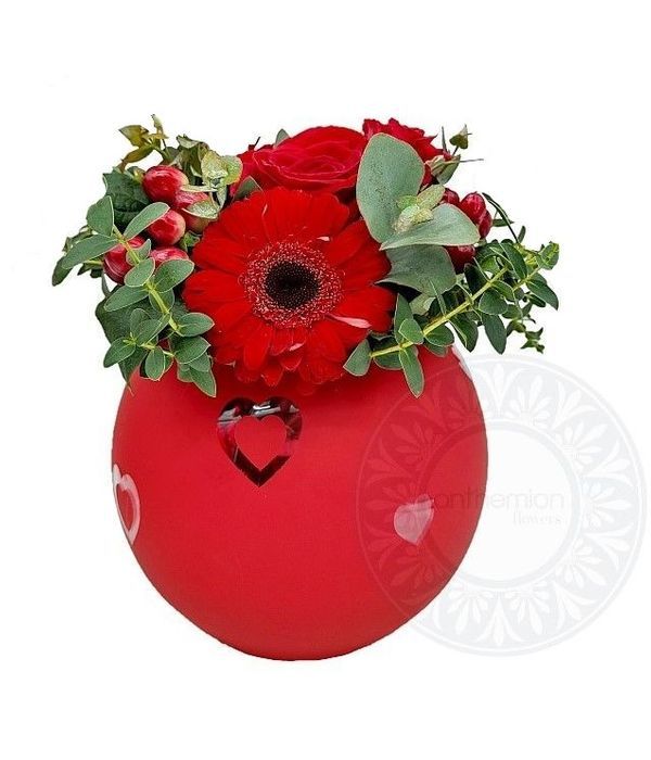 Σύνθεση λουλουδιών σε κόκκινη μπάλα με καρδιές