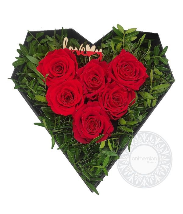 Σύνθεση με κόκκινα τριαντάφυλλα σε κουτί καρδιά