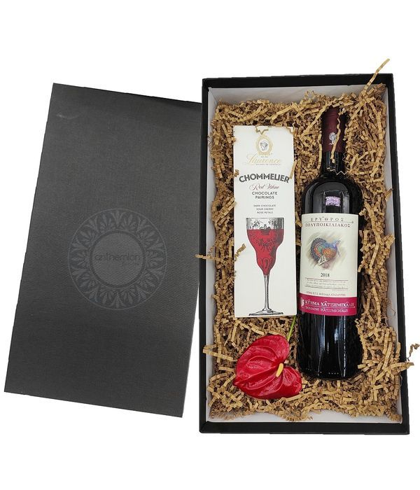Κουτί δώρου με κόκκινο κρασί και σοκολατάκια με ροδοπέταλα