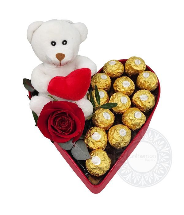 Καρδιά με τριαντάφυλλo, αρκουδάκι και σοκολατάκια