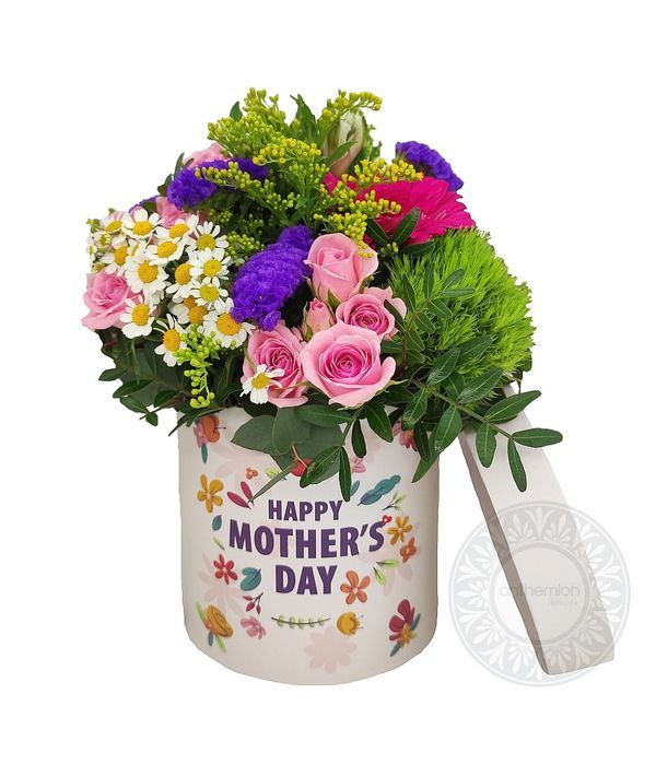 Πολύχρωμα λουλούδια σε κουτί για τη γιορτή της μητέρας