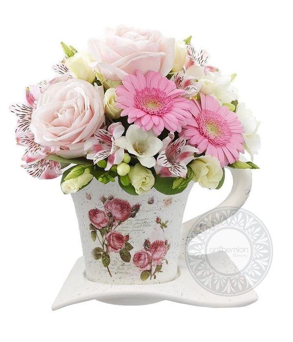 Κούπα με ροζ σύνθεση λουλουδιών