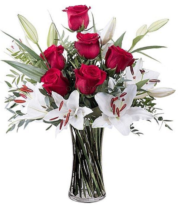 Κομψό μπουκέτο με λίλιουμ και τριαντάφυλλα