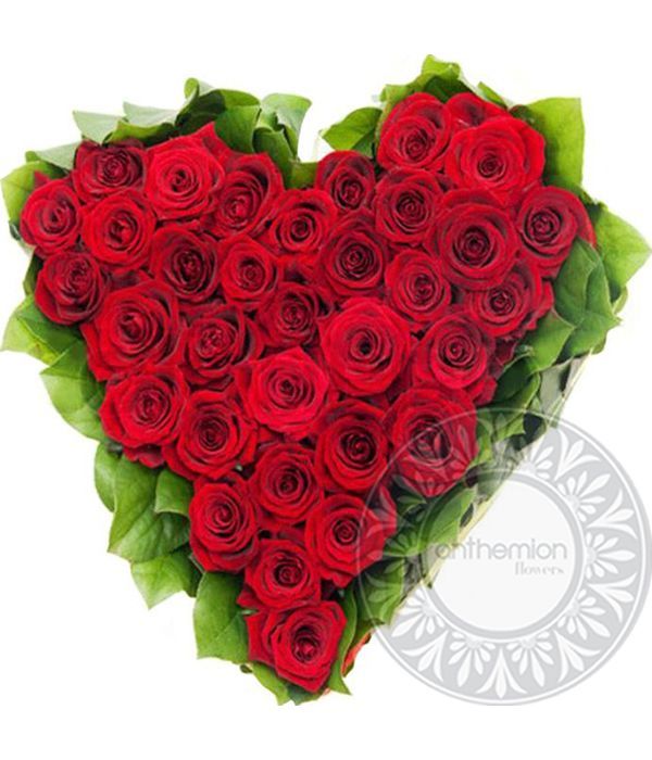 Καρδιά moss με κόκκινα τριαντάφυλλα