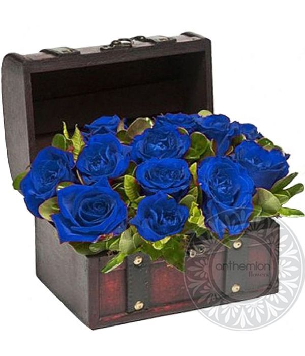 Ξύλινο μπαούλο με 12 μπλε τριαντάφυλλα