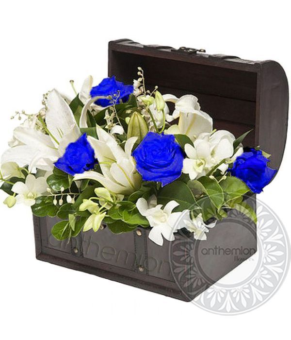 Wooden chest with flowers in white and blue 