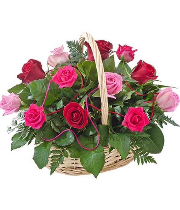 Καλάθι με κόκκινα και ροζ τριαντάφυλλα