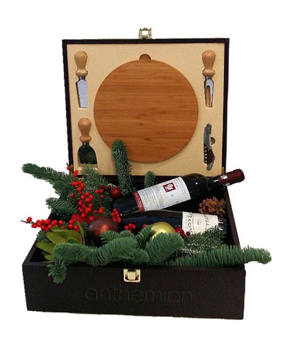 Wooden case with two wines and cheese accessories