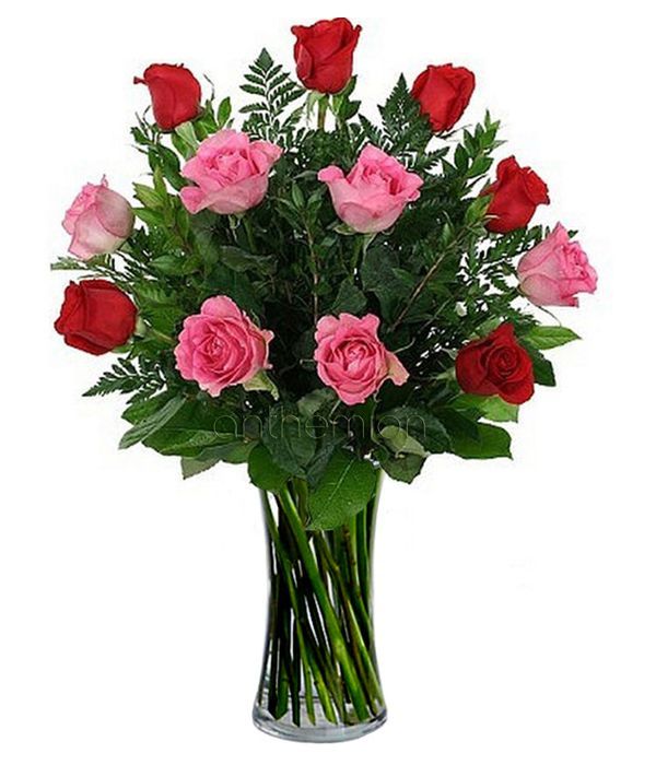 Μπουκέτο με κόκκινα και ροζ τριαντάφυλλα. Διατίθεται χωρίς το βάζο
