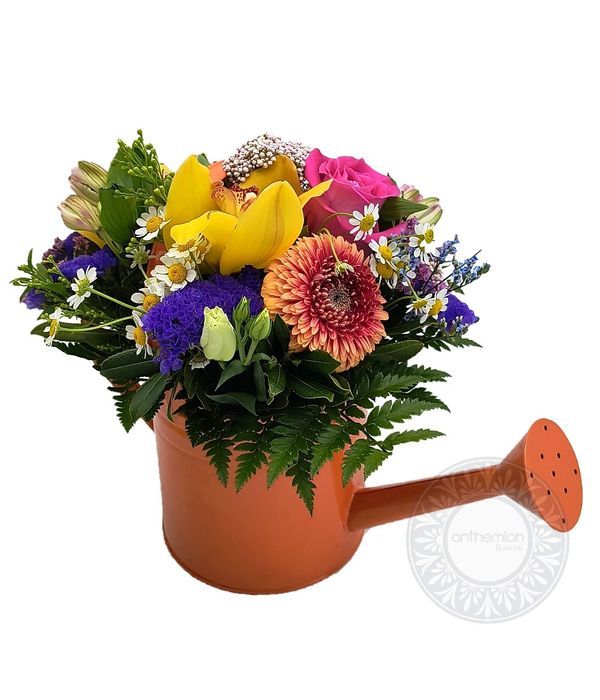 Ποτιστήρι με λουλούδια σε ζεστά χρώματα