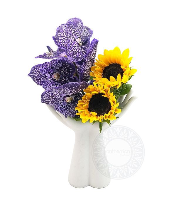 Μοντέρνα σύνθεση με ηλίανθους και ορχιδέα vanda