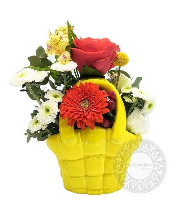 Λουλούδια με έντονα χρώματα σε κεραμικό τσαντάκι