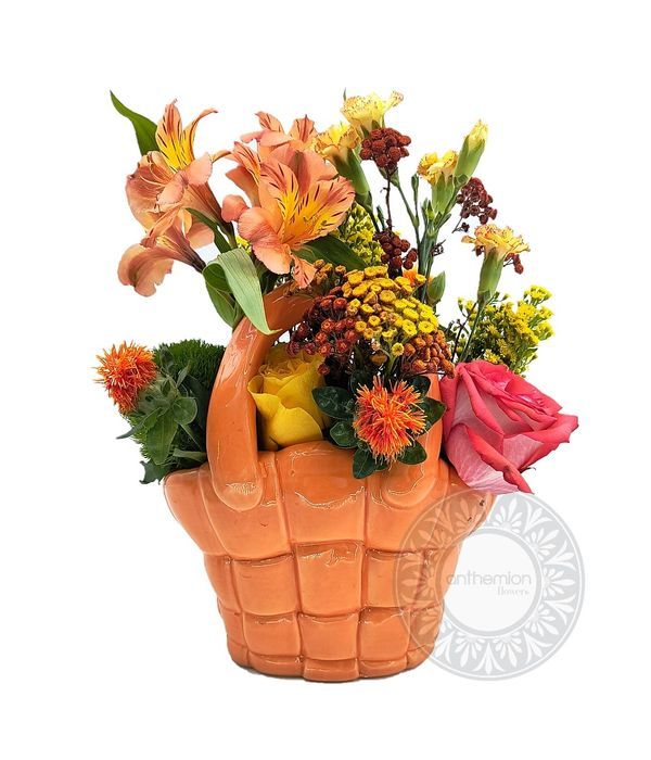 Λουλούδια με ζεστά χρώματα σε κεραμικό τσαντάκι