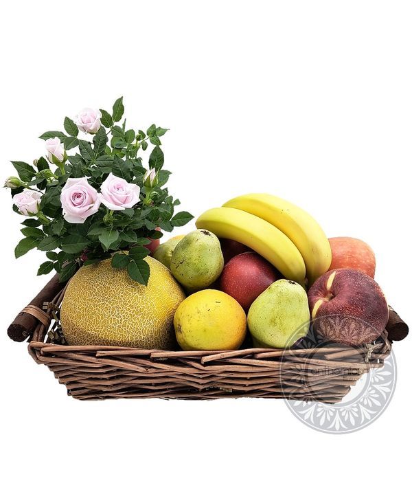 Kαλάθι με φυτό εποχής και φρούτα