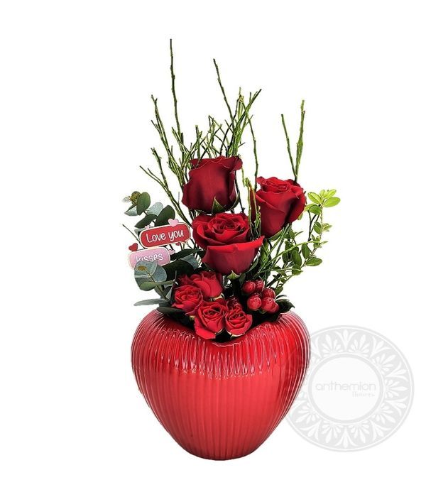 Τριαντάφυλλα σε κόκκινη κεραμική καρδιά (μεγάλο μοντέλο)