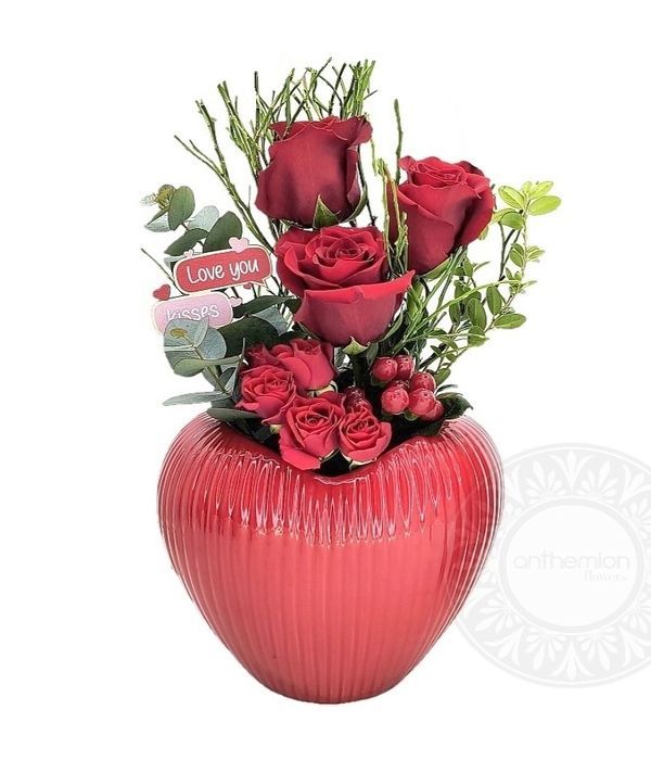 Τριαντάφυλλα σε κόκκινη κεραμική καρδιά (μεγάλο μοντέλο)