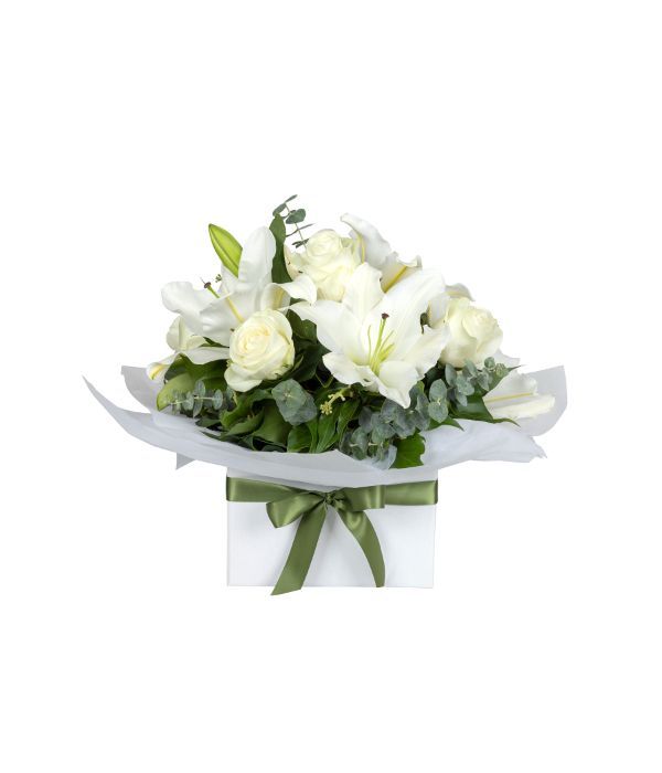 Αρμονία με λευκά λουλούδια σε κουτί