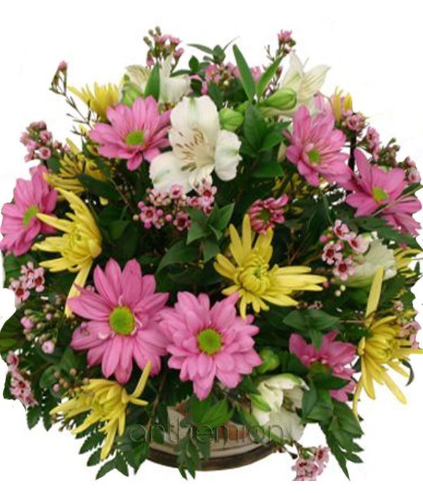 Καλάθι με ροζ και κίτρινα λουλούδια