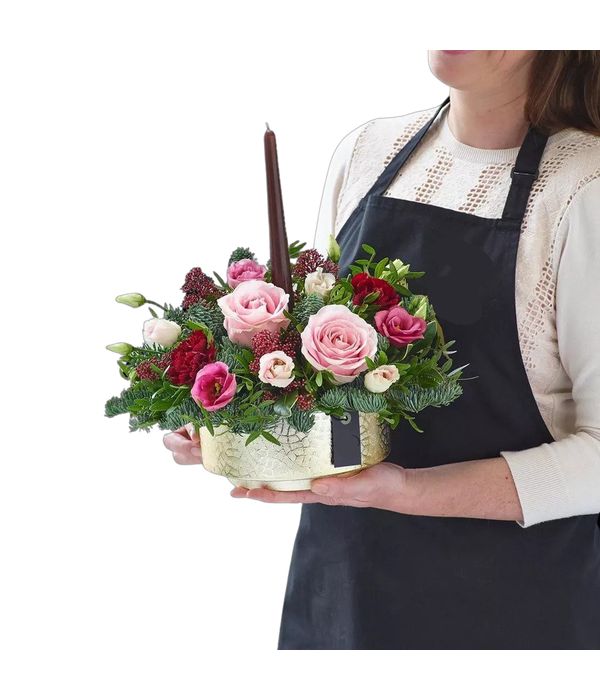 Γιορτινή σύνθεση με ροζ λουλούδια και κερί