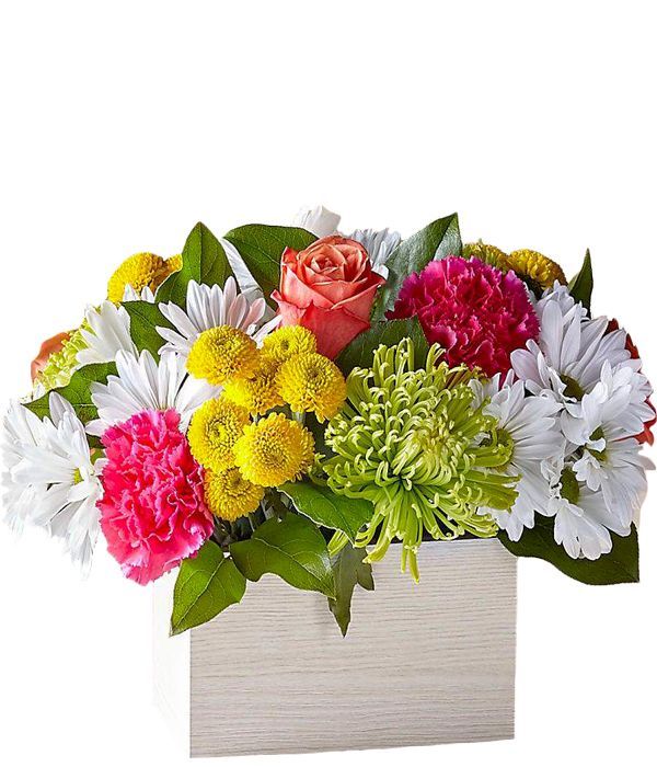 Ξύλινο κουτί με φρέσκα πολύχρωμα λουλούδια