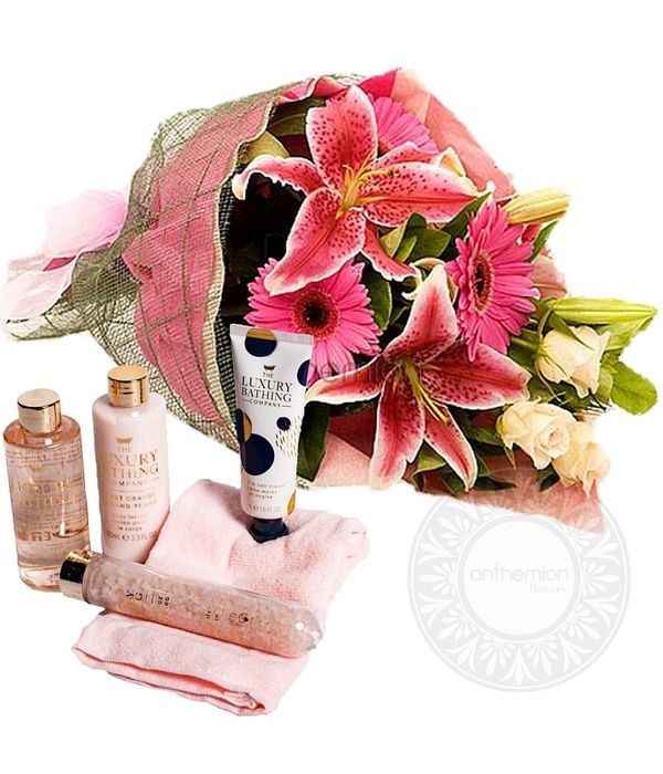 Σετ δώρου περιποίησης και μπουκέτο λουλουδιών σε ροζ αποχρώσεις
