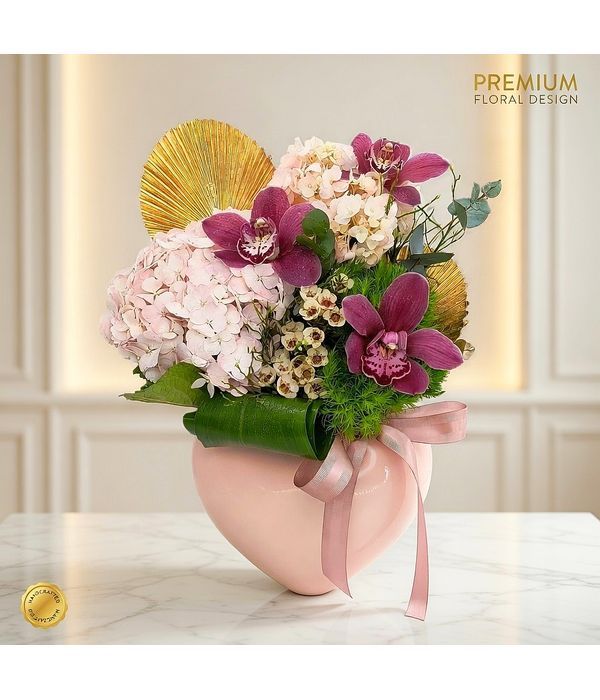 Εντυπωσιακή σύνθεση σε ροζ καρδιά με ορτανσίες και ορχιδέες