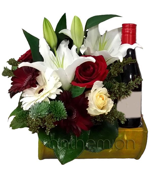 Σύνθεση με κρασί και λευκά/κόκκινα λουλούδια