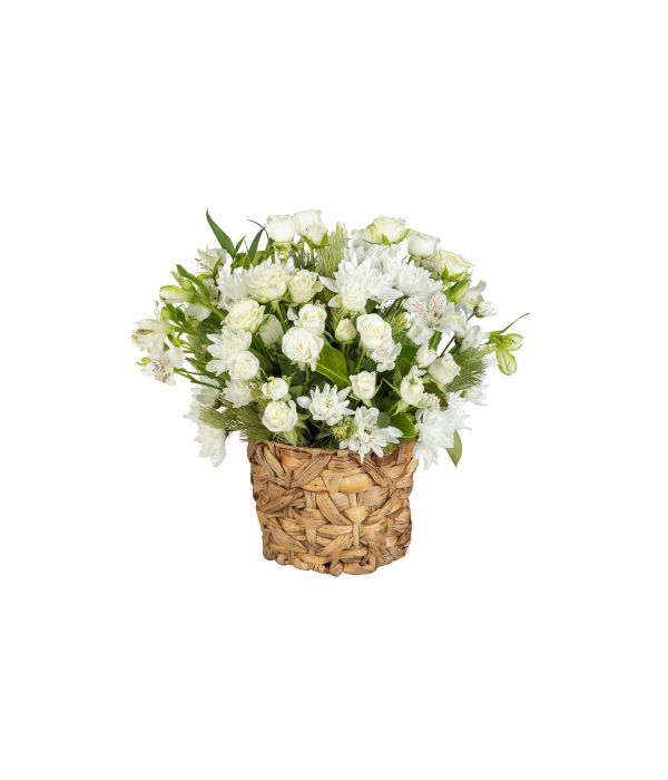 Κλασική σύνθεση με λευκά άνθη σε καλάθι